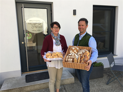 Bild von Eva und Andreas Hagl mit Brot und Gebäck